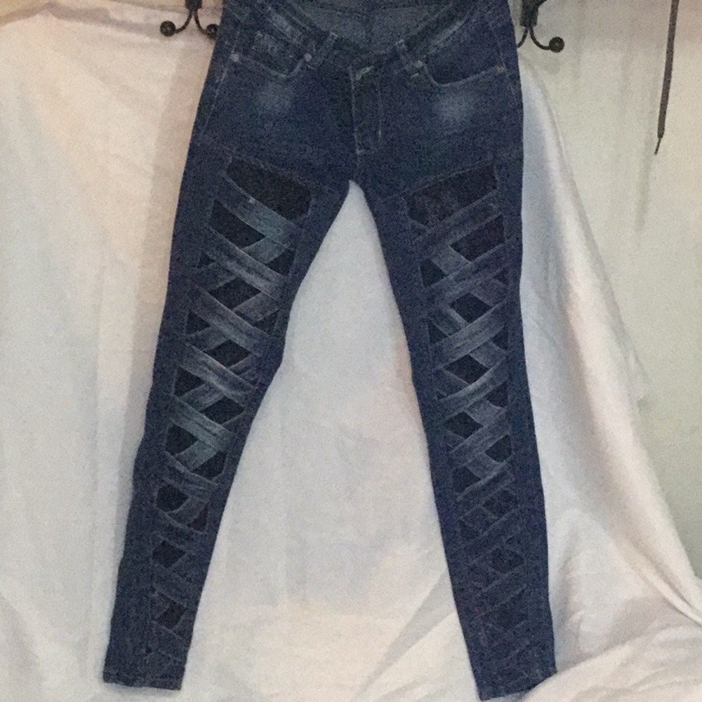 Skinny jeans , sexy cut out mid rise. Size 5/36;